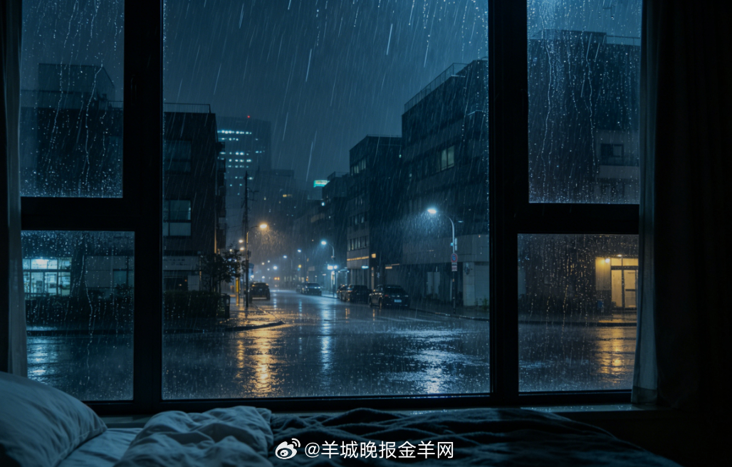 #晚安# 静坐卧室窗台边，深夜的城市浸在绵绵大雨里，夜色静谧，雨声轻柔。隔绝世间