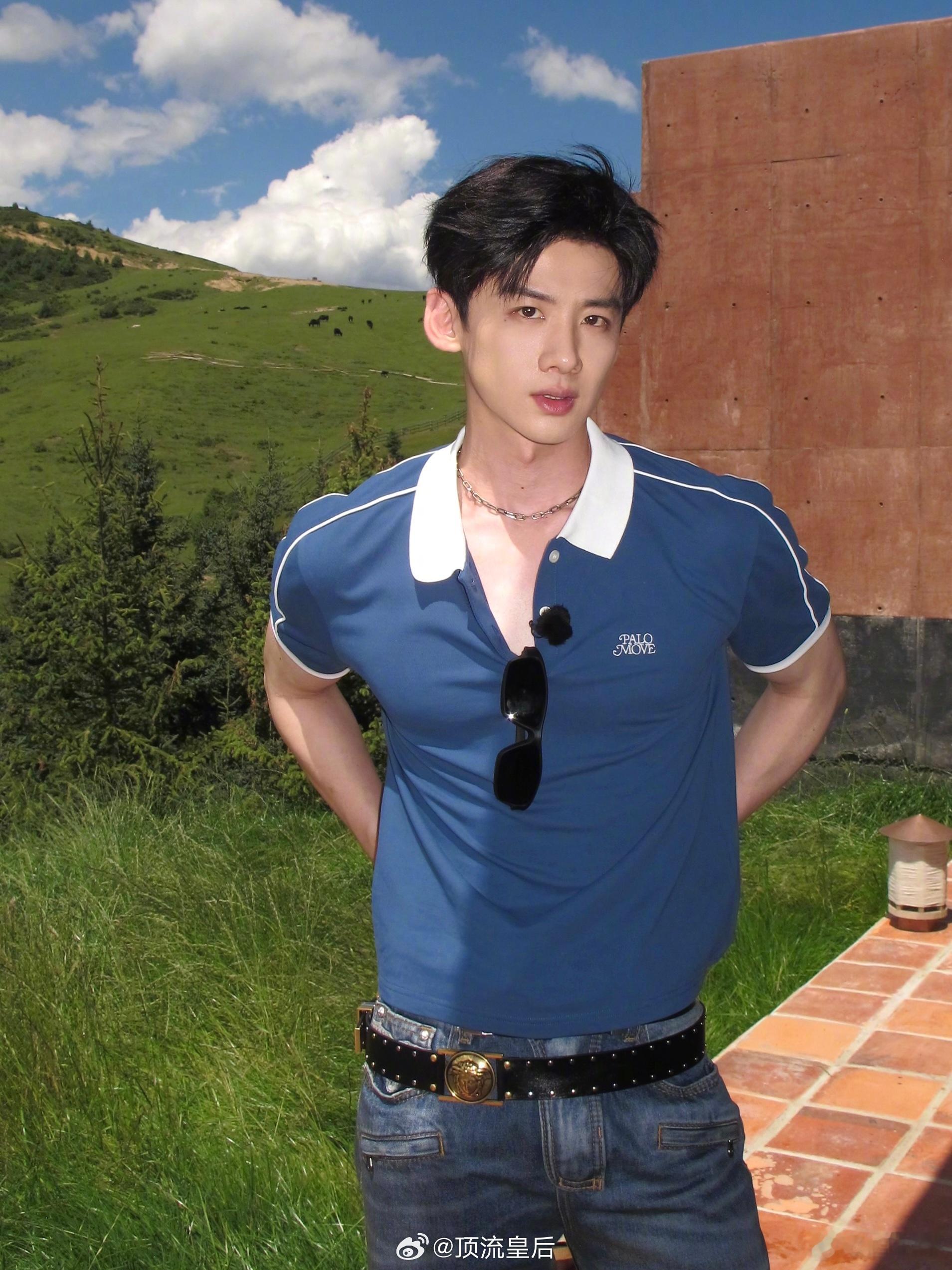 来看帅哥白敬亭营业，穿搭很在线呀。 ​​​