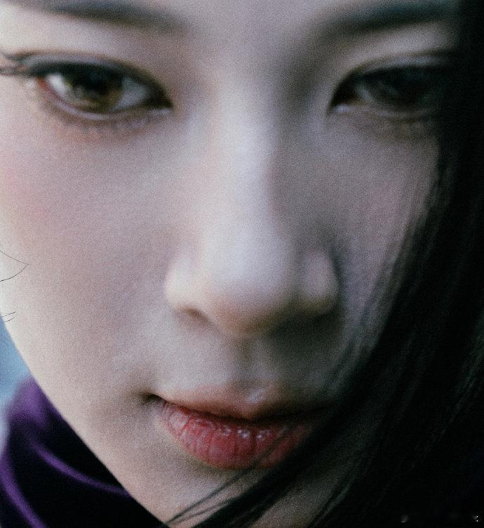 赵昭仪星河机械姬赵昭仪时尚之夜化身“星河机械姬”！一袭紫色丝绒长裙如夜色中的流动