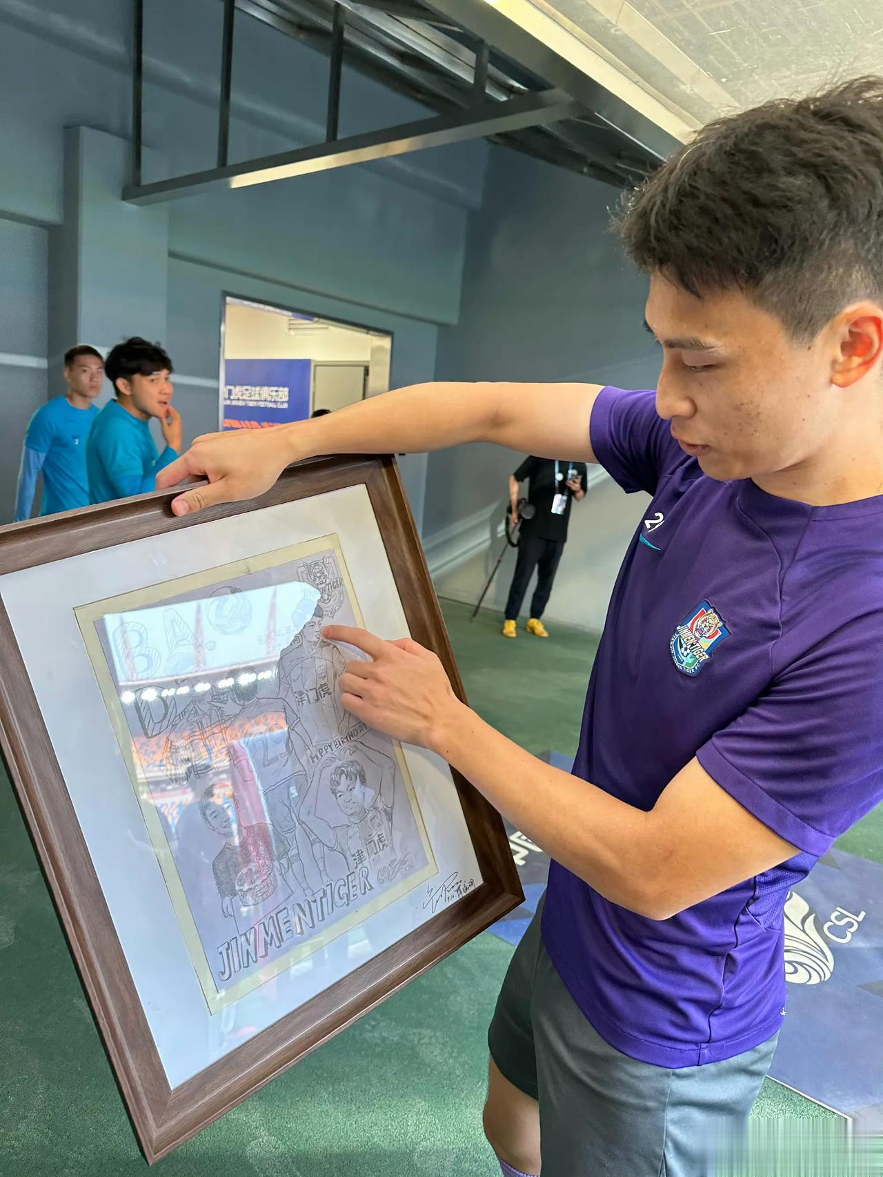 巴顿的生日礼物是谁画的？[捂脸]似乎少点味道，您来说是不是？[尬笑]锦旗送对了，