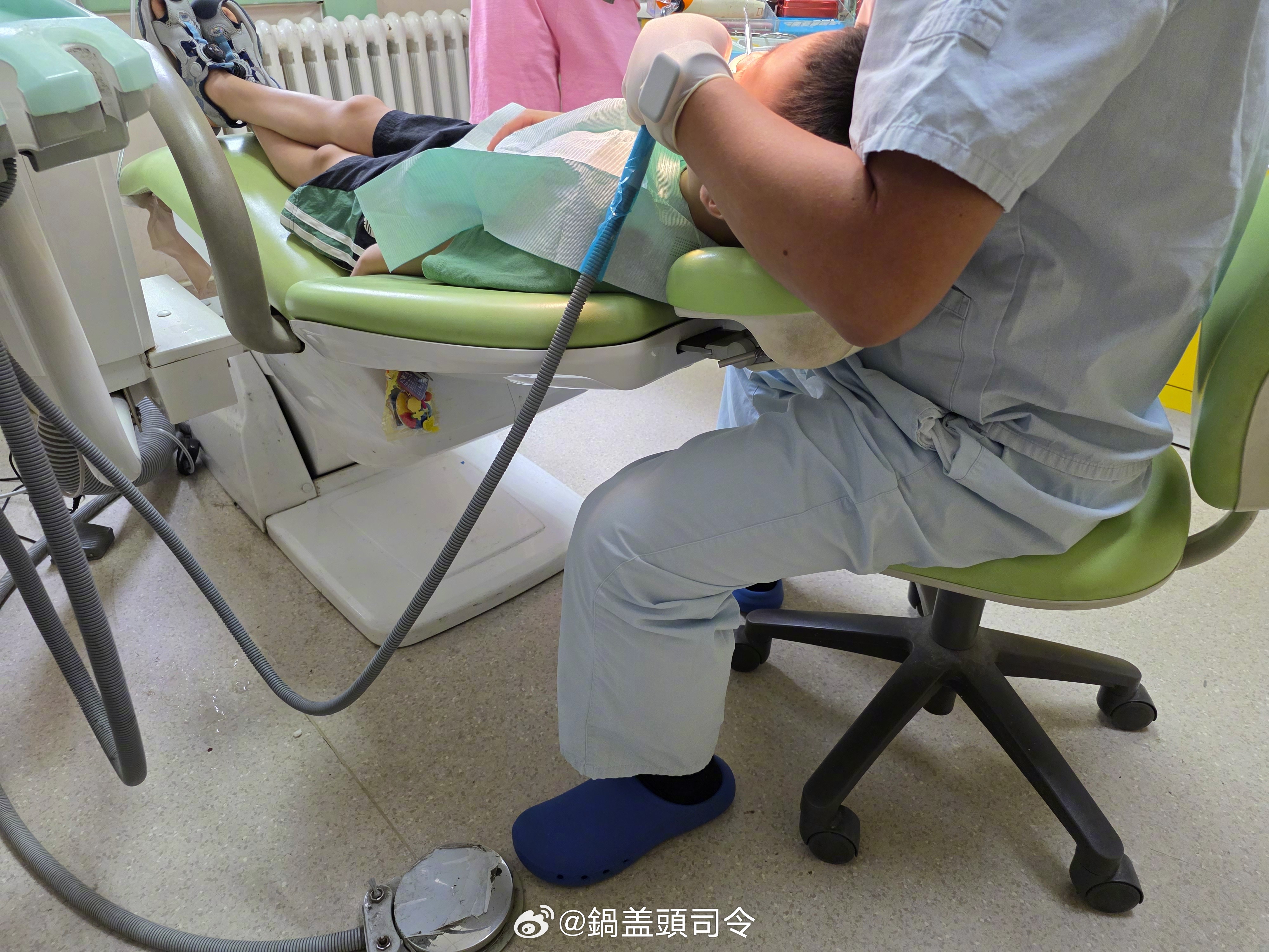 带儿子来看牙，7岁大的孩子拔了两颗补了两颗，看着都难受。大家如果带娃，一定少给他
