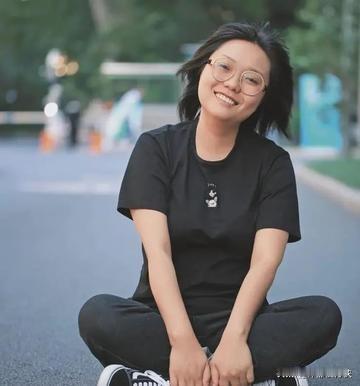 李雪琴会凉吗？我觉得不会。

问题一是：她的高考成绩是630分，哪怕不靠那游泳运