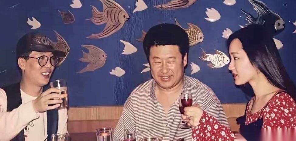 一张泛黄的90年代旧照，把杨钰莹拉回了那个没有滤镜的真实交际场。
画面里没有聚光