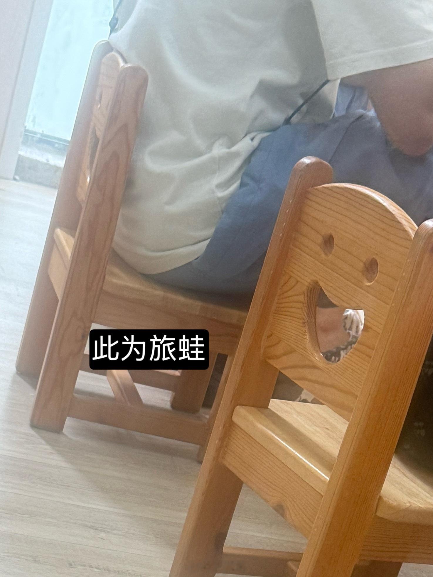 来探幼儿园了没想到被按在小板凳上上了半小时英语课我都快坐不住了，孩子们居然能坐住