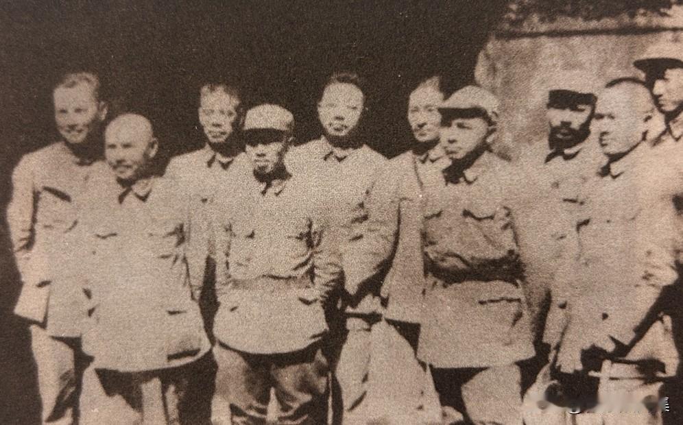 1937年5月，左权、任弼时、彭德怀、徐向前、叶剑英等红军高级将领在陕西三原会面