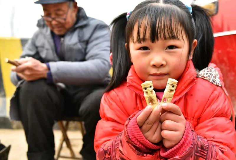 爆竹声喧一岁穷，桃符新换万家同。
夜雪未消融腊白，春灯已试缀霄红。
浮生何计酬今