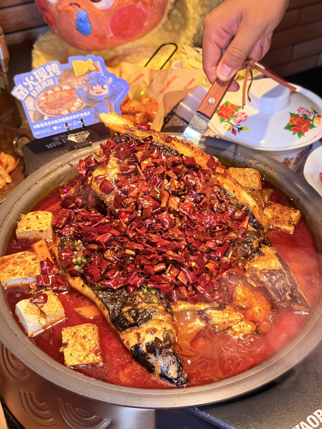 时代广场！爆火的窑炉烤鱼终于开了