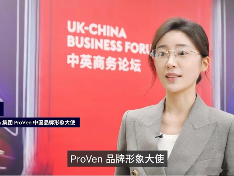 张月 商务T时候张月身着制服戴无框眼镜亮相外事活动，气场沉稳从容，低调从不张扬，