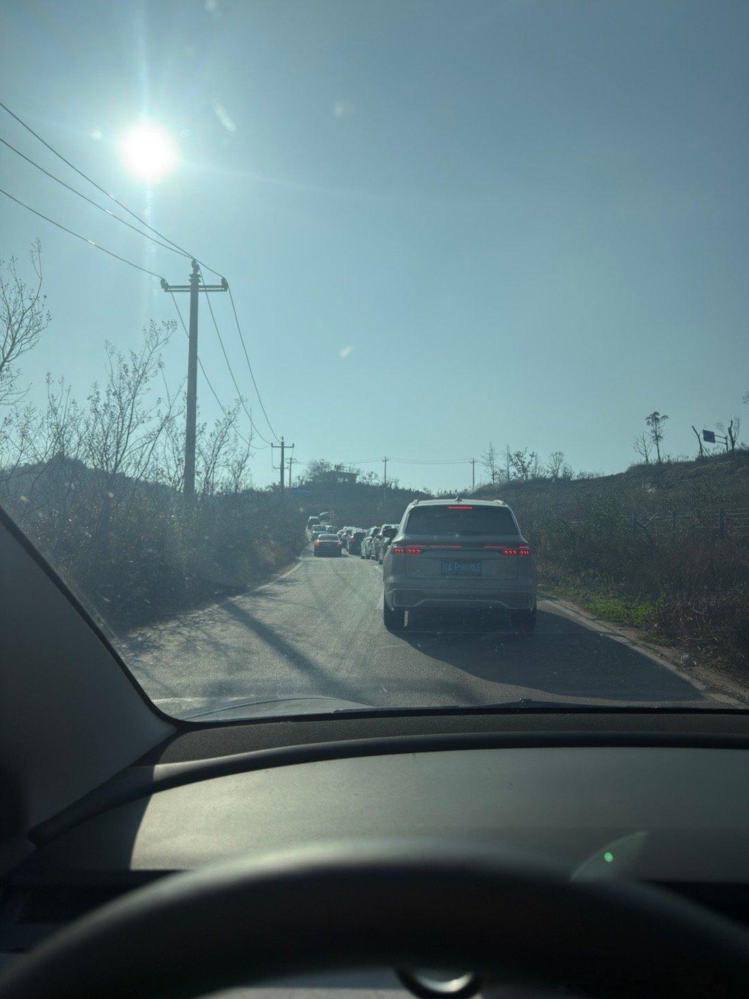 上山堵车了，这个时候总会有素质低的傻子逆行过去，比如说现在这个奔驰E 成都·云顶