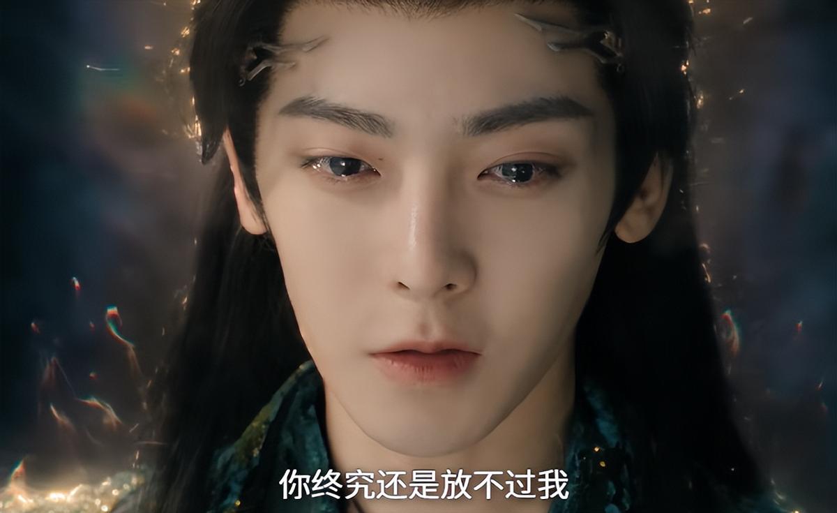 侯明昊站在那儿，像一尊被精心打磨过的石膏像。谭松韵的灵动撞上去，古力娜扎的明艳映