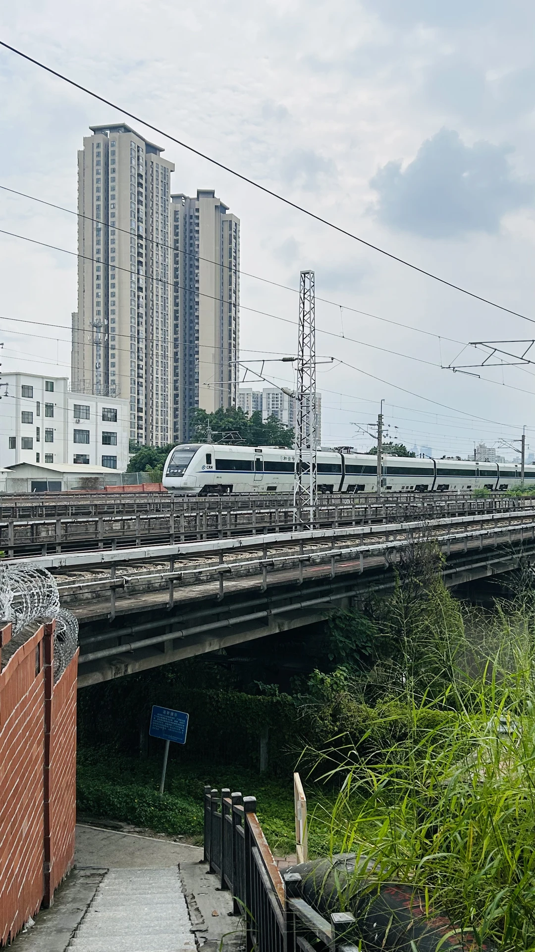 广州天河黄村，近距离拍火车