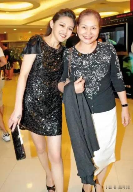 S妈回应前女婿再婚喊心疼孙孙！网友呛：大S再婚时咋不心疼孩子？
 
大S前夫汪小