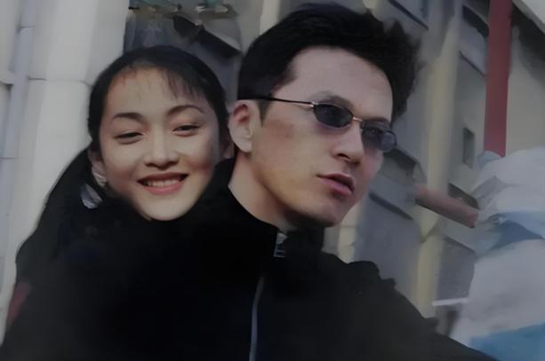 2010年，周迅前男友贾宏声趁父母不注意，从14层一跃而下，父母跑下楼时，他已身