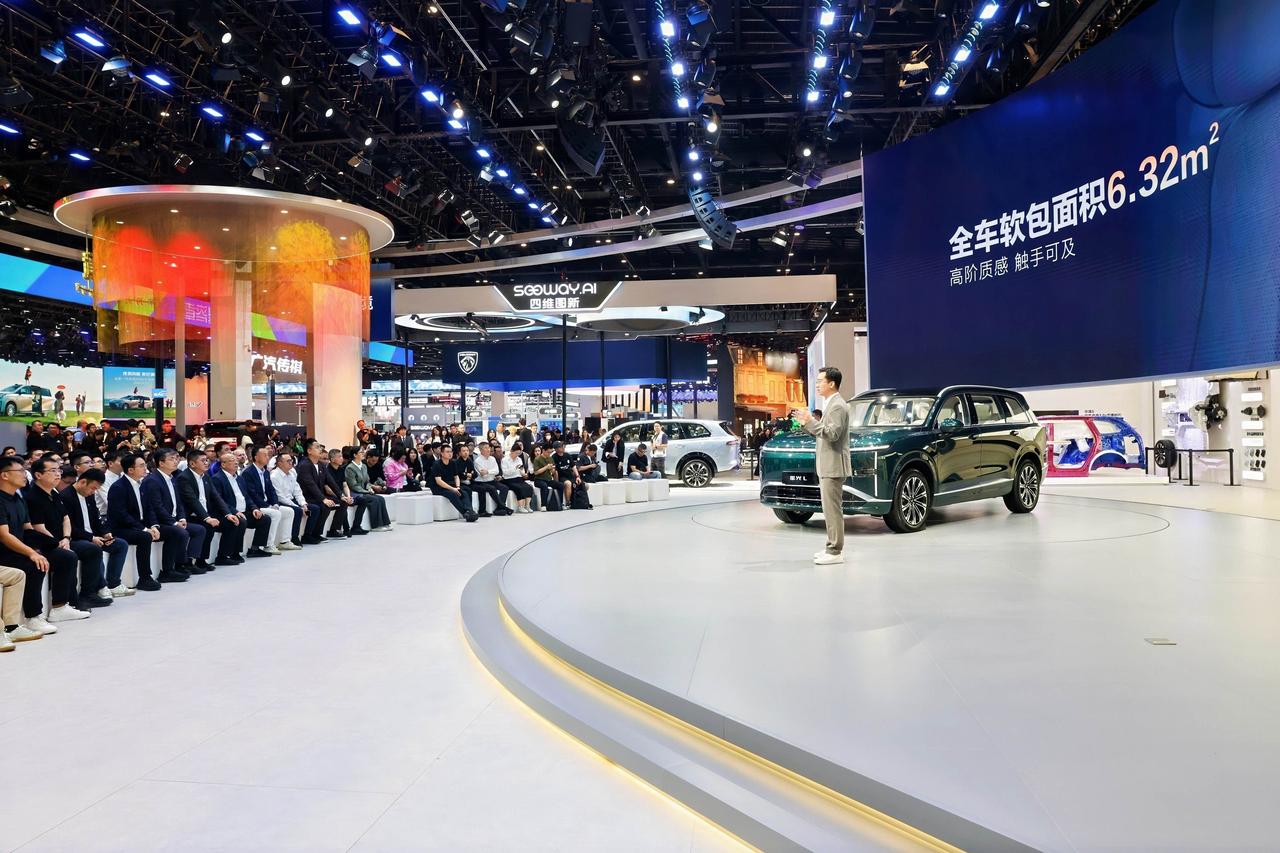 大六座就该既要又要，星光L让人刮目相看。
 
对于5米级别的大六座SUV，毕竟有