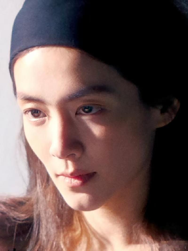 陈昊宇素颜出镜全球地广陈昊宇时尚待遇创作团队追求原生真实质感，因此敲定素颜拍摄方
