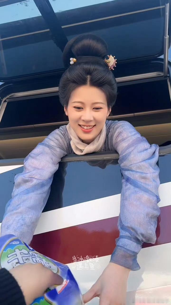 别人是饭撒，赵昭仪是撒饭！直接把餐具都准备好了还行