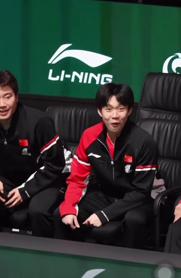 成都混团赛，林诗栋真猛，3 - 0战胜普卡，现场那哇声一片，这实力，真的太牛掰了