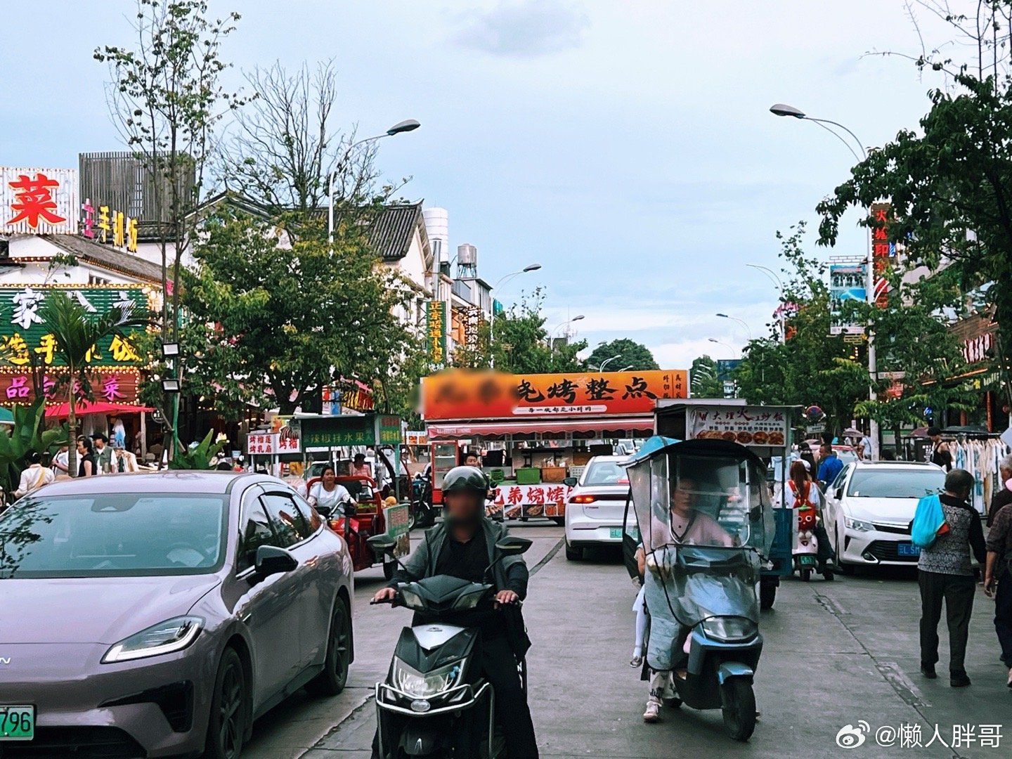 烧烤摊车调头阻断一条路 