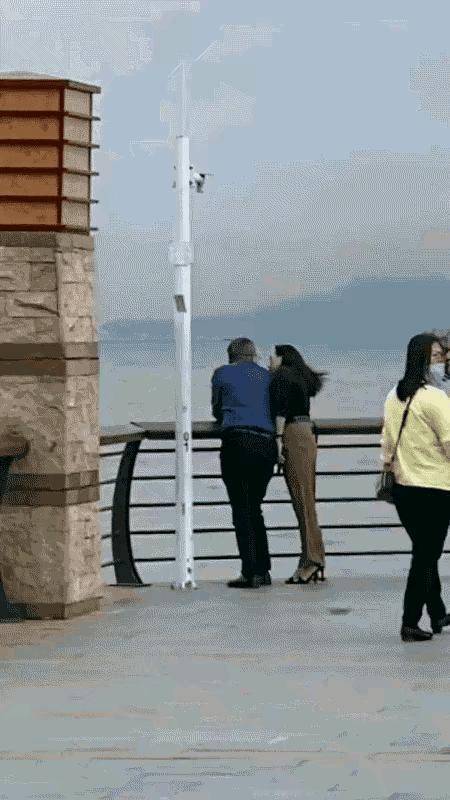 爱情真的来的太快。有时候还防不胜防，一边踢还一边问：表个态呀！