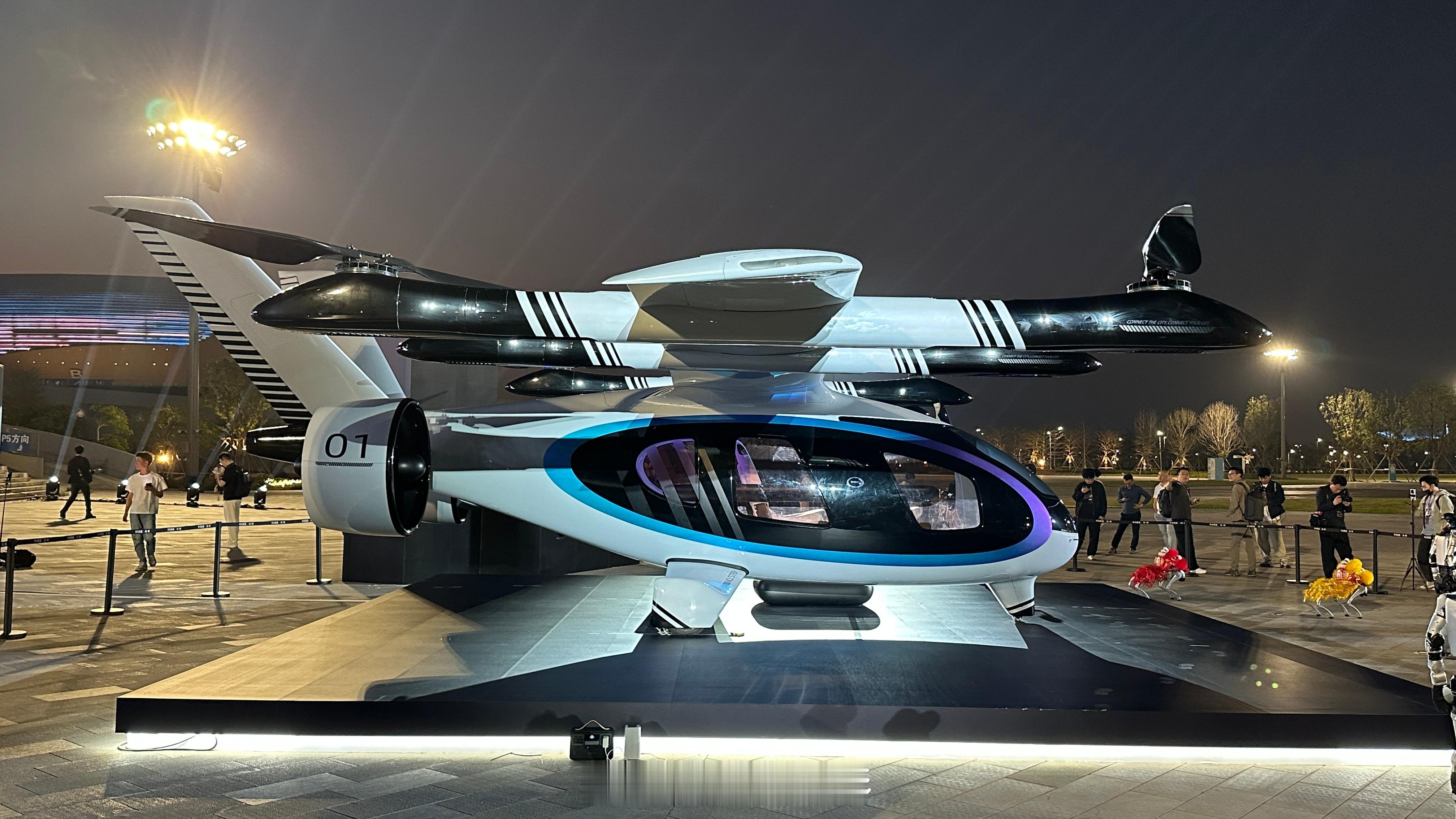 现在没点飞行器机器人摆着是不是都不好意思开发布会了哈哈哈。据说