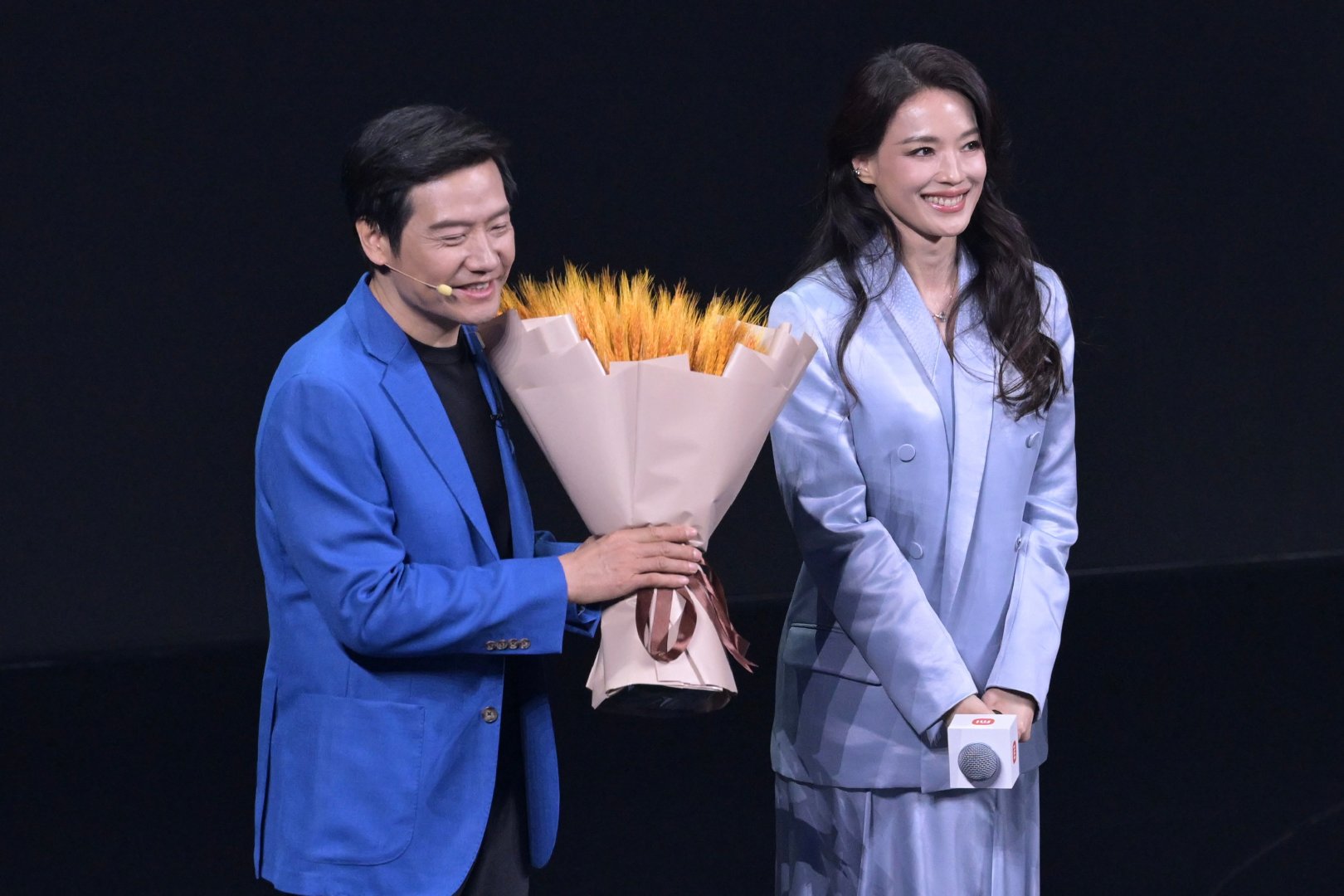 舒淇对新SU7卡布里蓝印象最深 舒淇的气质与卡布里蓝高度同频。这抹蓝像极了她给人