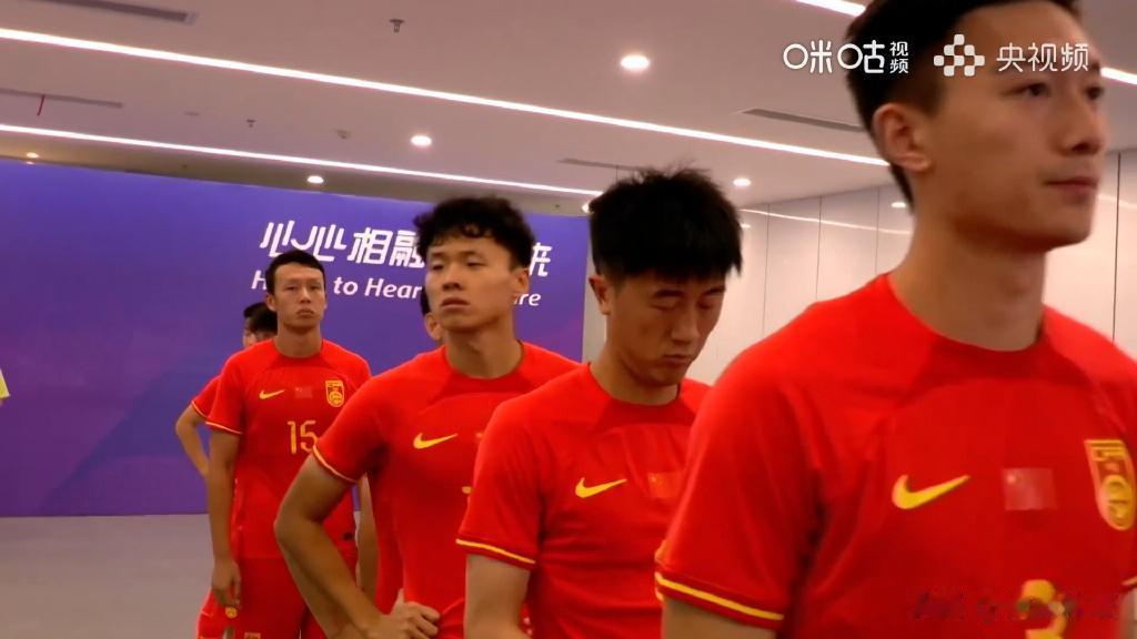 中国亚运男足晋级八强了，但仍将无脑表现得淋漓尽致。

比赛进入了补时阶段，本来相