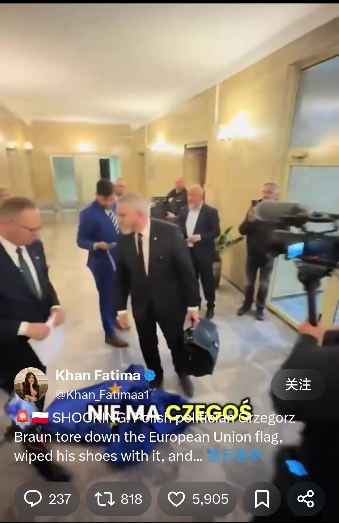 震惊：波兰政治家格热戈日·布劳恩撕毁欧盟旗帜，用它擦鞋，然后烧毁了它。
他表示，