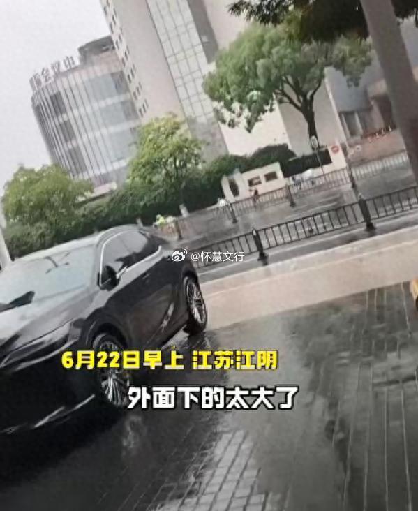 江阴文旅局回应市民躲雨被驱赶 近日，江苏江阴，一名骑电动车市民在暴雨中临时停靠江