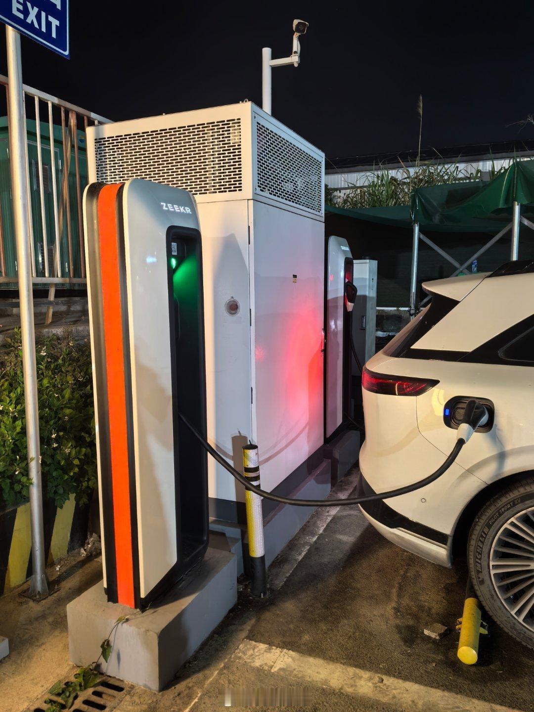 来感受一下极氪都 800V 充电桩。

上来就 250kW，后面慢慢升高，最高是