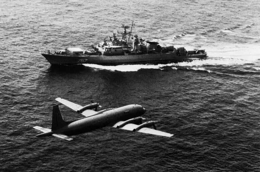 1979年5月，在太平洋的一次演习中，一架苏联伊尔-38飞机飞过一艘克里瓦克级护