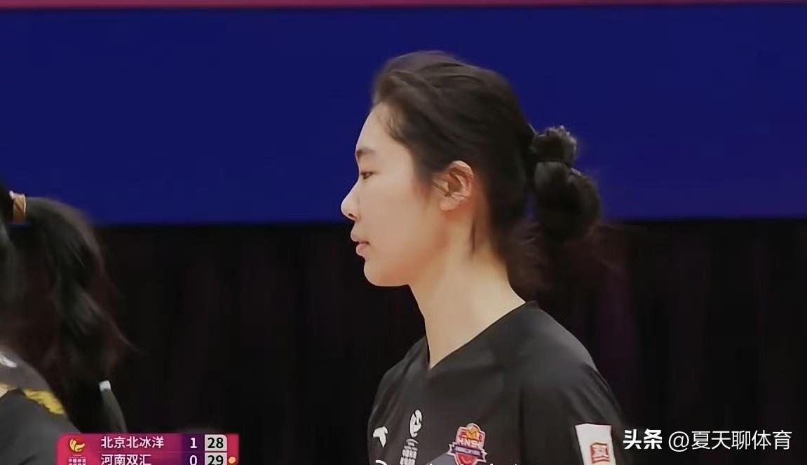 被江苏女排抛弃的暴力副攻毛唯嘉，到了河南女排却成了核心大腿！第二局河南赢北京，局