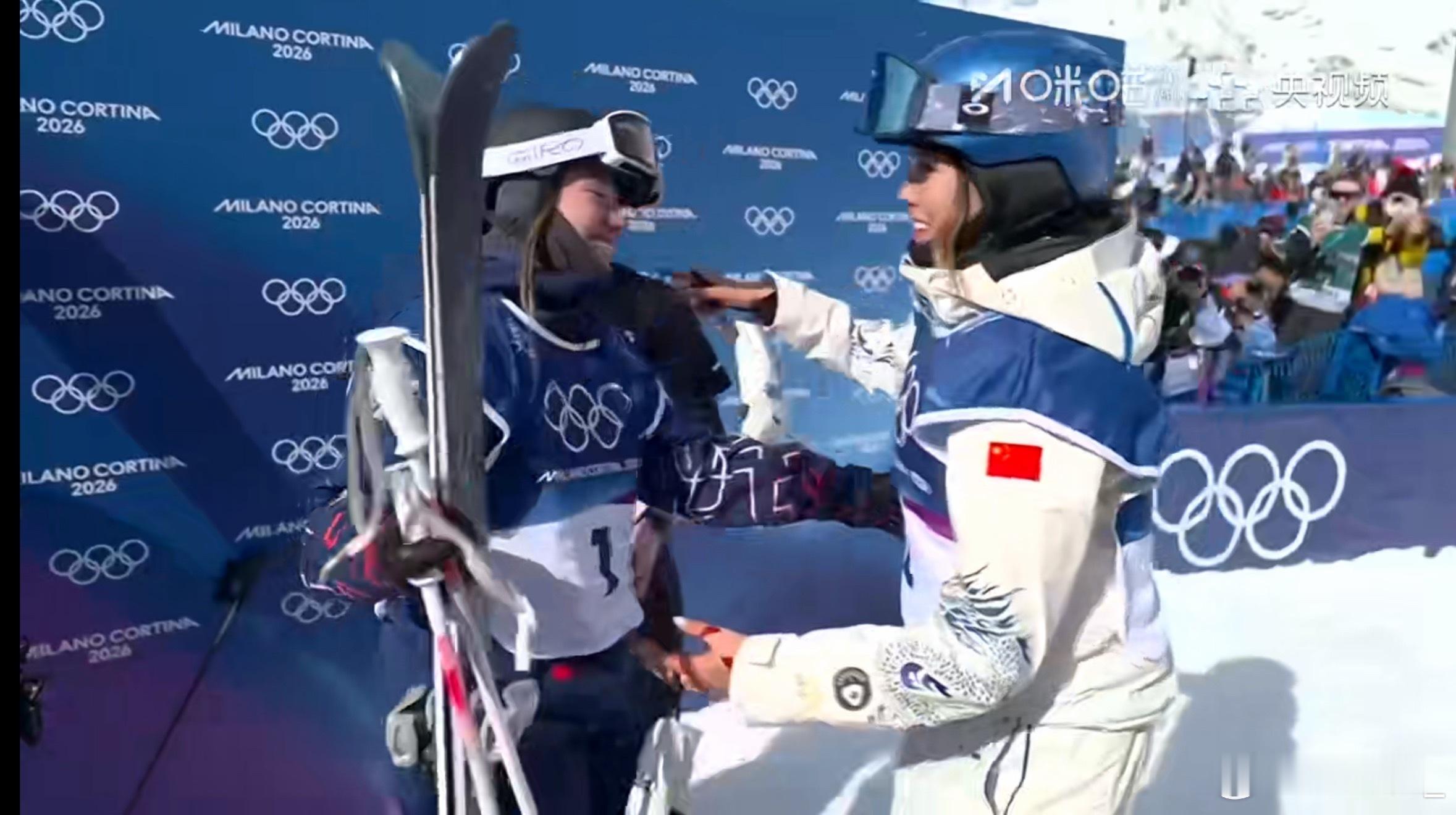 谷爱凌金牌恭喜包揽冠亚军！慧当凌绝顶！太精彩啦！优秀！李方慧银牌谷爱凌第三滑94