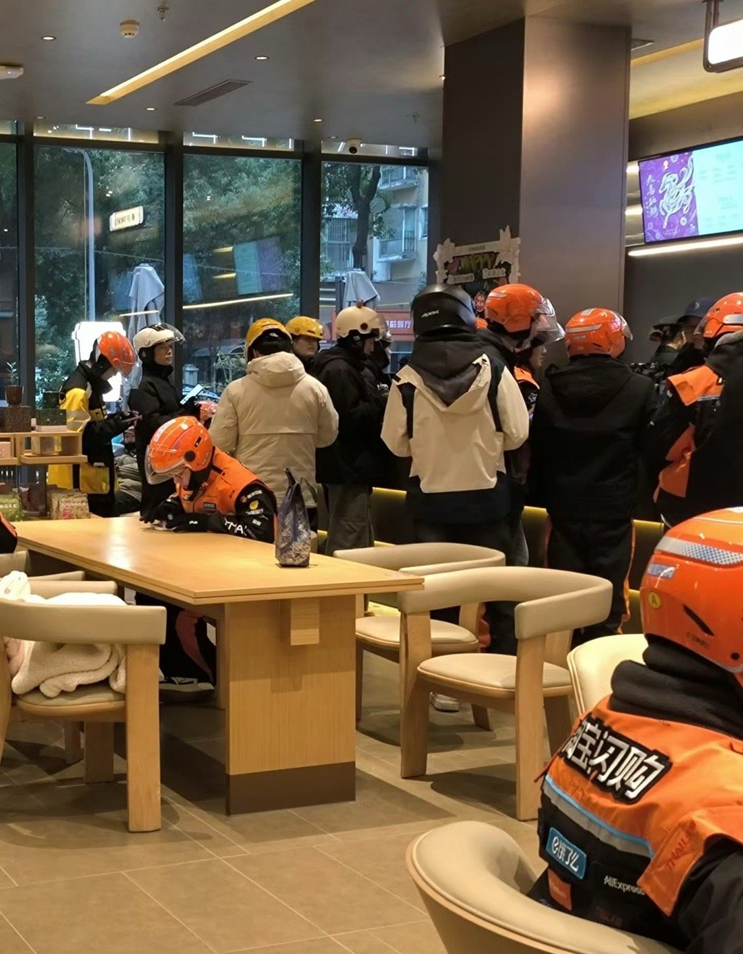 幽灵外卖好多没有地址的小商贩，弄个执照就开干。随便整个证就接单，真心不敢乱吃平时