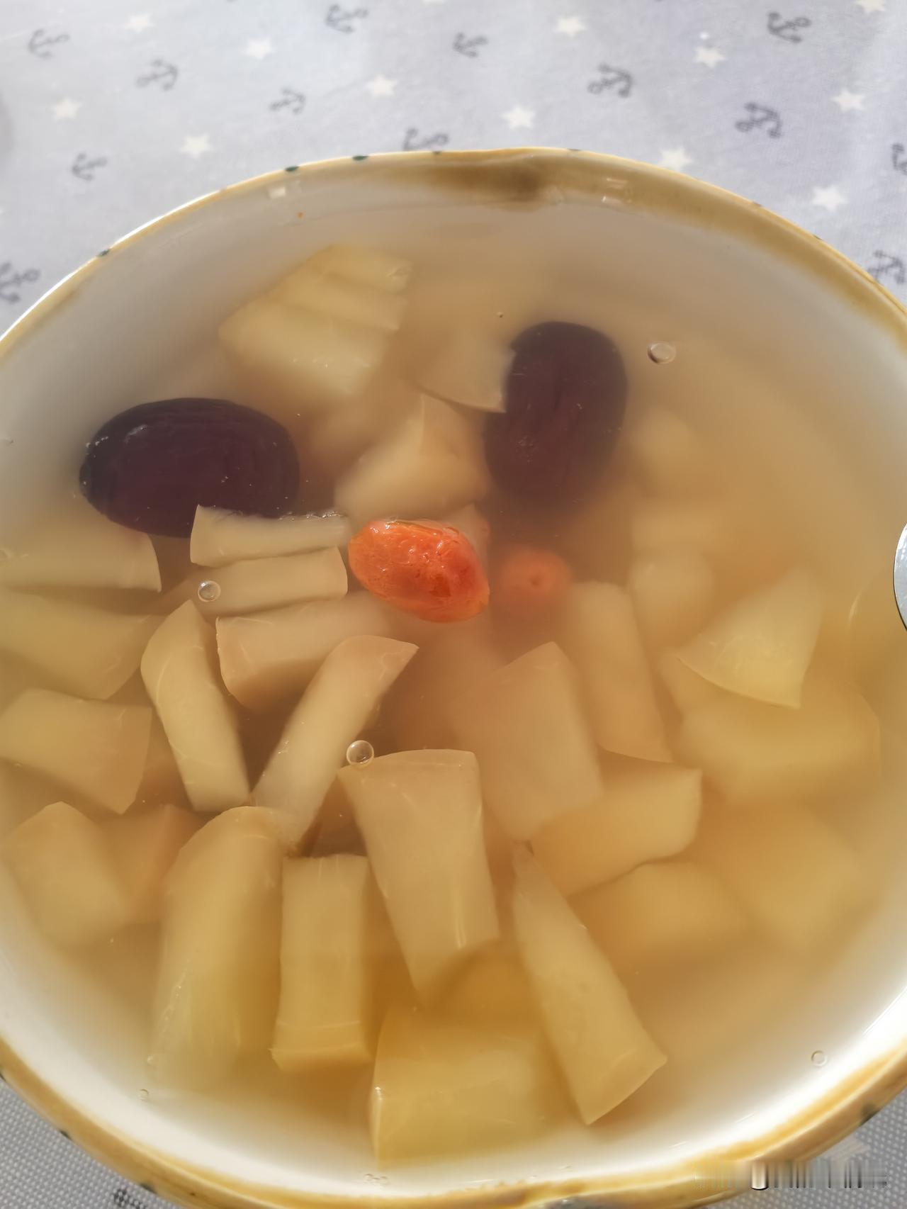 今日小寒，早上炖了苹果红枣枸杞汤，甜香随着小寒节气一起飘进屋里。

西宁今儿阴转