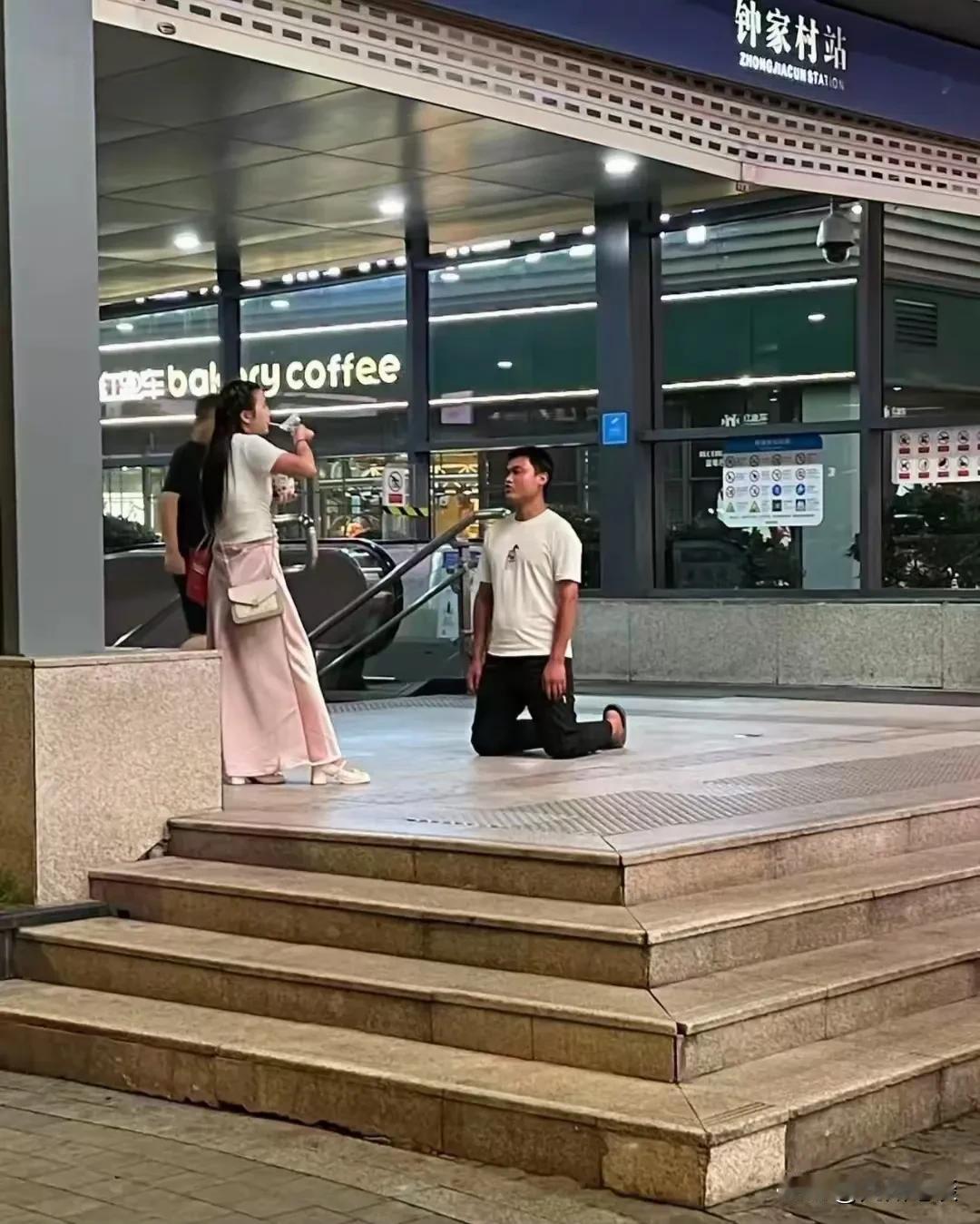强扭的瓜不甜，这样既得不到她的人，也得不到她的心。何必自降身份呢？

这么高大的