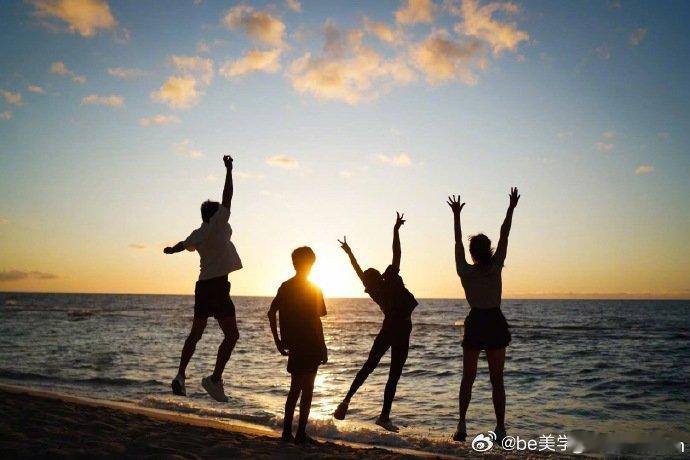 温馨满分！孙俪分享一家四口夕阳背影照，合照中四人依偎，夕阳为画面添暖，家庭的幸福