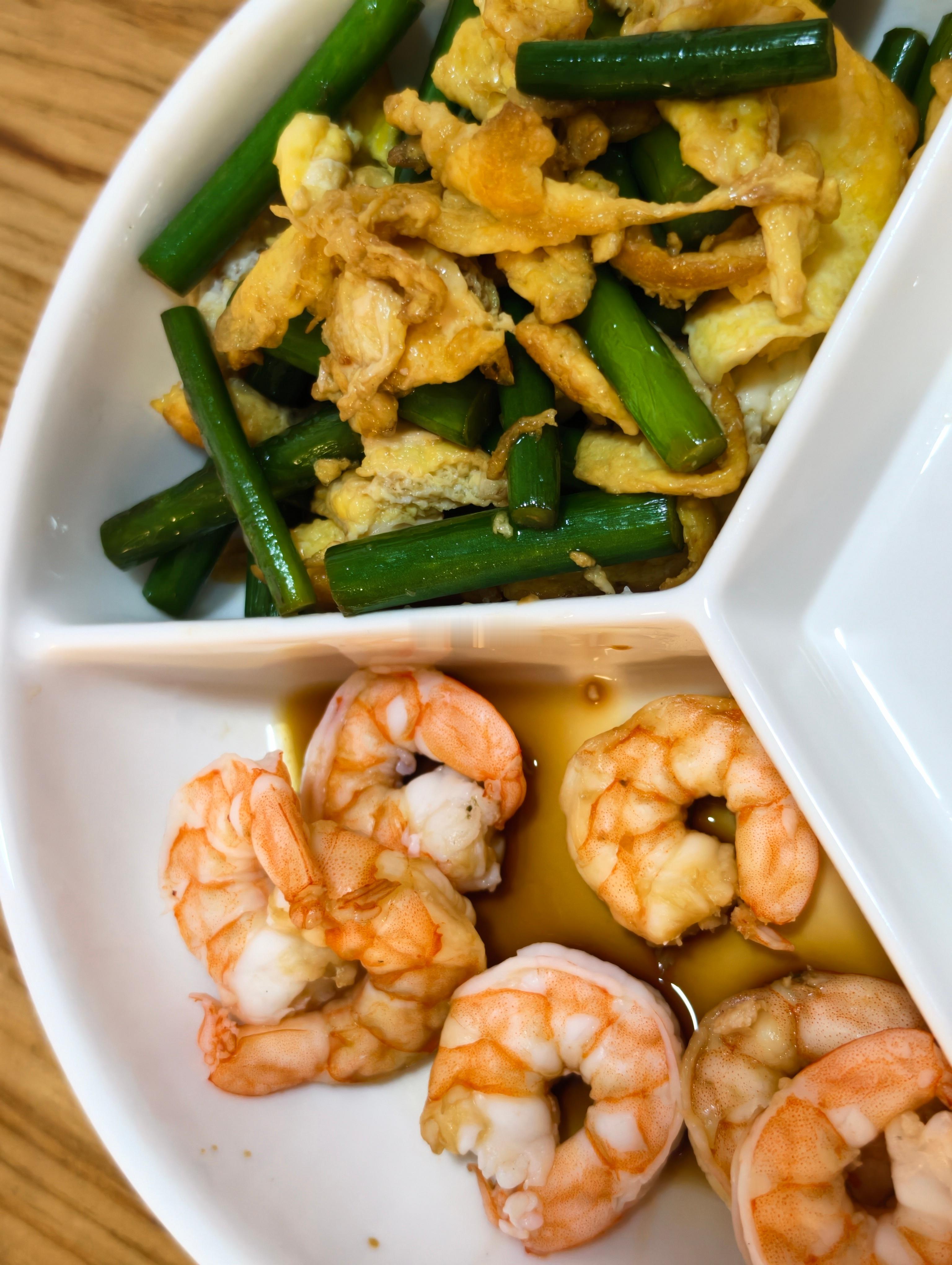 坚持执行早饭吃更好点，要吃蔬菜蛋白质。不能再吃包子油条拌面这些了 ​​​
