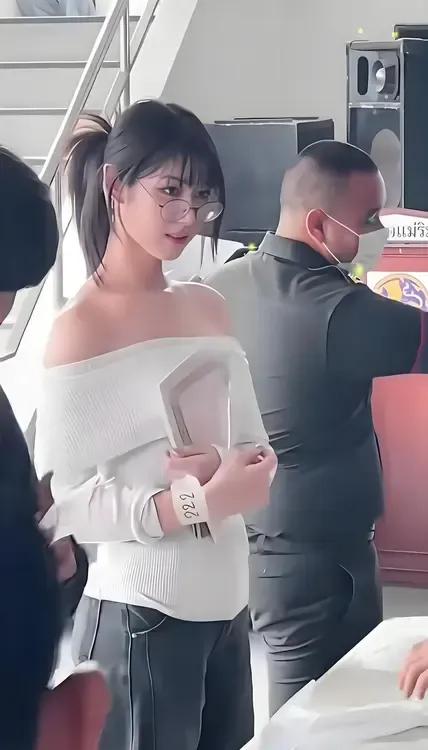 泰国男兵征兵抽签现场，这位小哥哥长得太漂亮了！