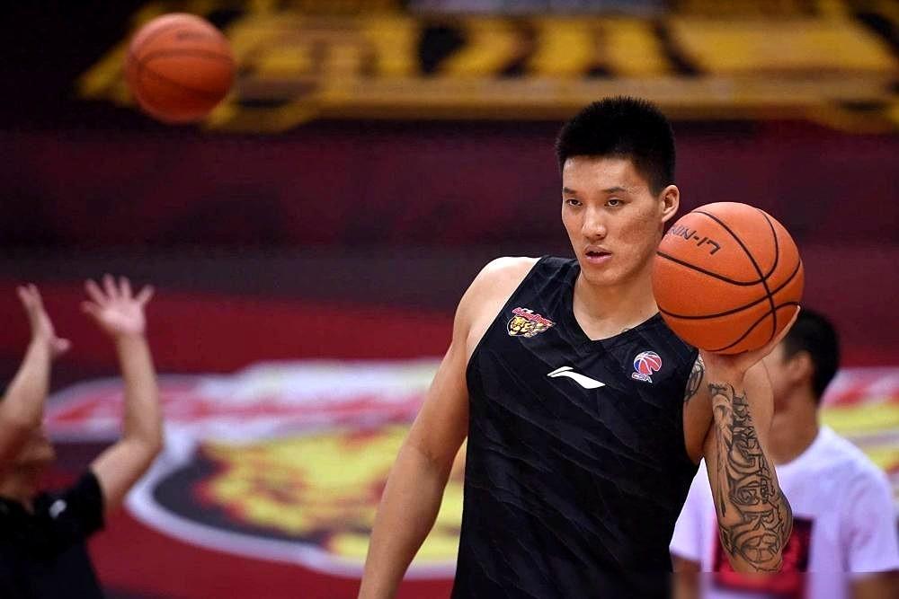 看着阿日孤零零站在那，心里真不是滋味。
曾经他忍着腰伤，用篮板为广东扛下三座奖杯