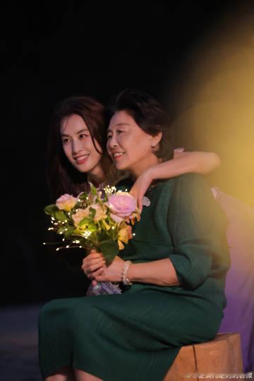 黄圣依也有被妈妈误解的时候，但是她和李嘉格不一样，李嘉格是不稀得和妈妈解释，也不