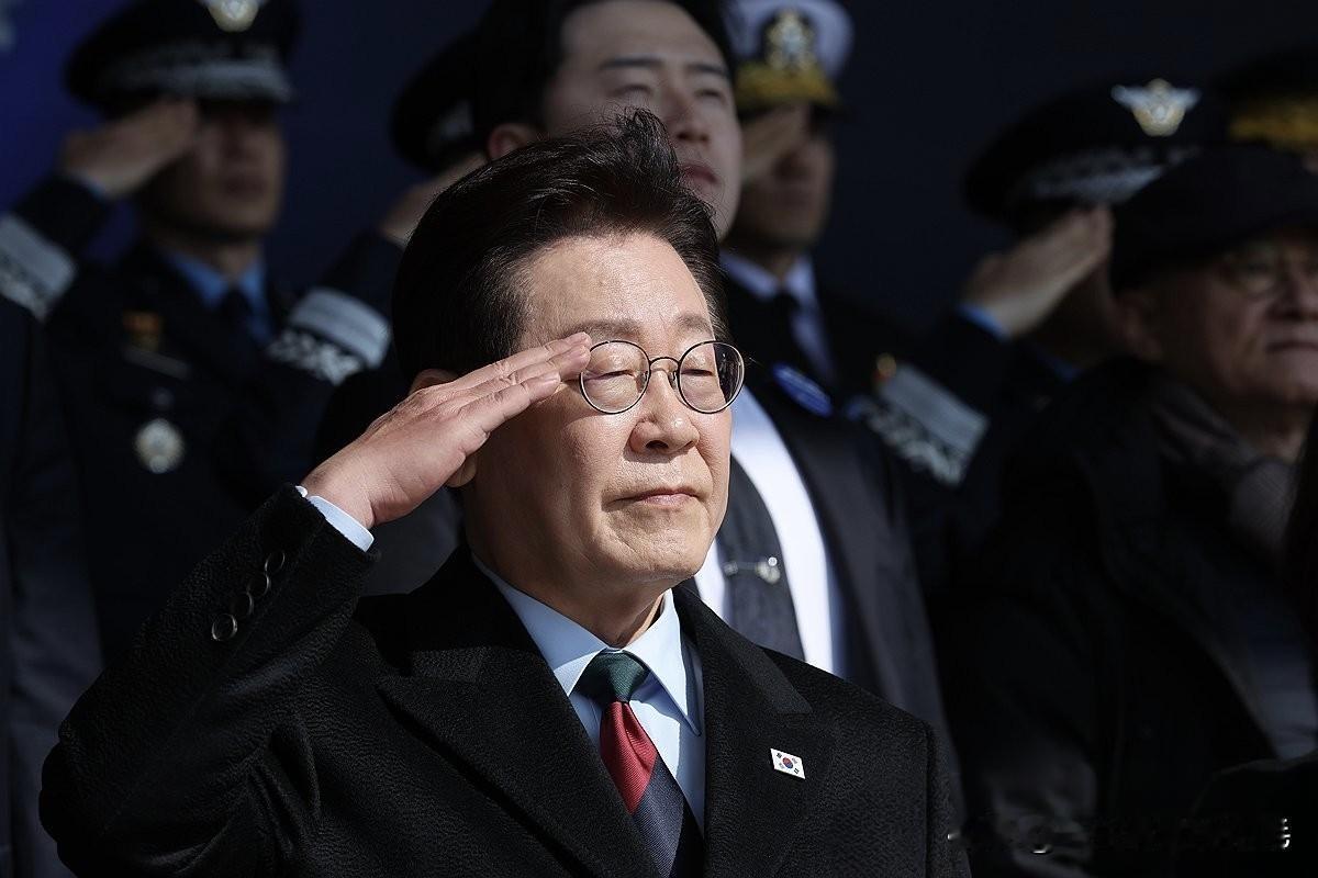 20日，韩国总统李在明强调推进自主国防与军改，肃清戒严余毒。
 
李在明在出席陆