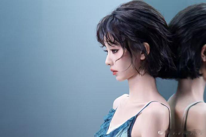 田曦薇羊毛短卷发大胆尝试新妆面，烟熏加深水光唇，完全不一样的魅力田曦薇烟熏妆水光