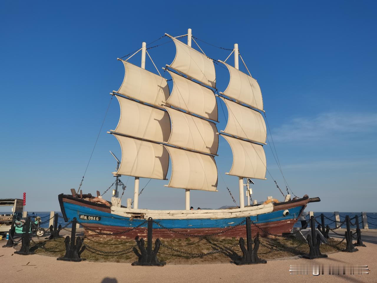 青岛西海岸新区的海边，人少景美。如果不想去青岛老城区和五四广场那里去看人挤人。那