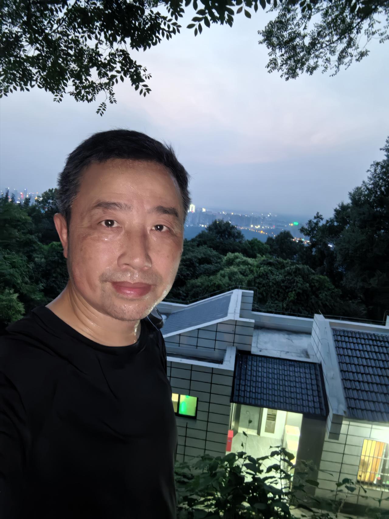 酒龄四十年，今天是我戒酒的第322天，滴酒未沾。
 
一直盼着戒酒满一年的里程碑