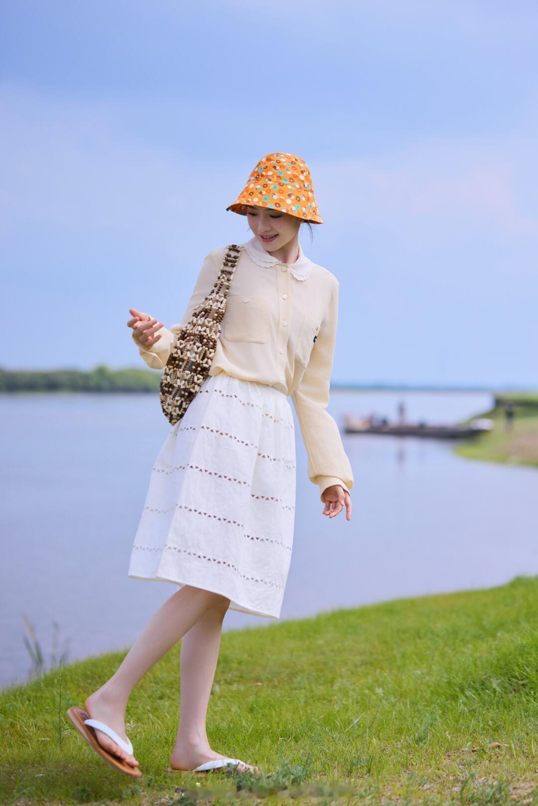 赵今麦、刘浩存、李庚希、张艺凡出镜Miu Miu夏日系列全新大片，清新自然的场景