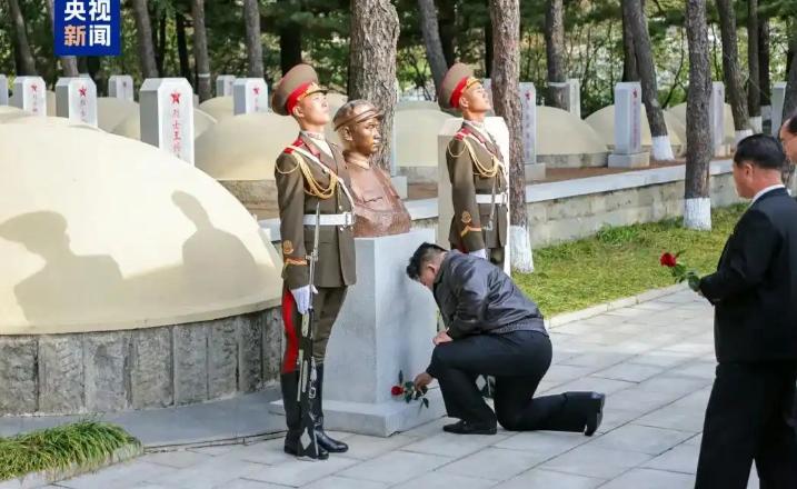 [浮云]这就是虔诚，金正恩单膝跪地纪念志愿军入朝作战75周年，此墓乃毛岸英烈士之