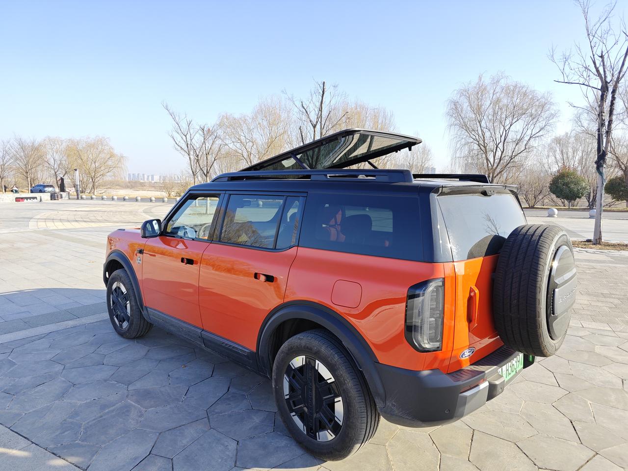 智趣烈马这个可升降天窗氛围感给的太足了，不管喜不喜欢露营，打开之后就有露营的感觉