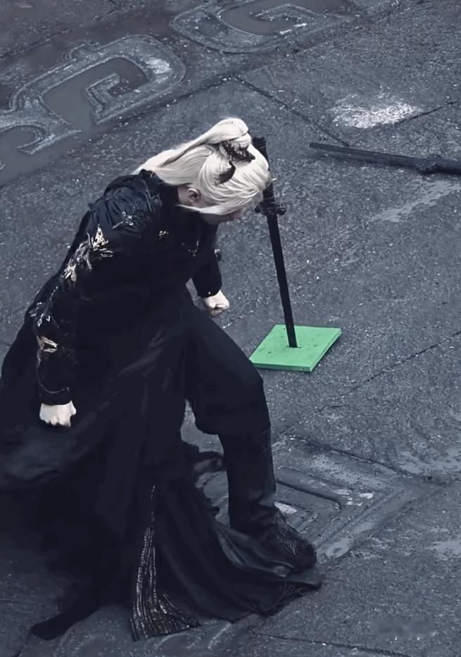 #吃货眼中的成毅#看到成毅终于明白什么是漫改！太帅太撕漫了！这银丝太狂野太飘逸了