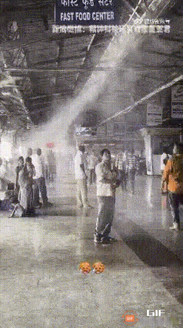 不错，没有空调那就喷水降温嘛……说真的，就这气温还一个个穿得整整齐齐，真的是越来