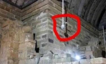 2018年，山东济宁两个盗墓贼合伙挖“九女崮堆”，期间1个盗墓贼尿急，跑到旁边方